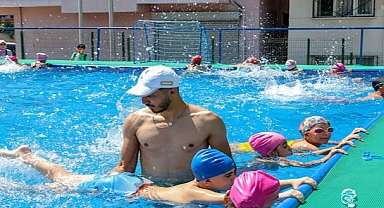 Bayraklı Belediyesinin yüzme kursuna büyük ilgi