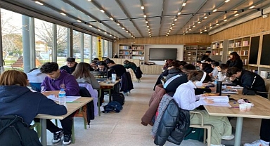 Bayraklı kütüphaneleri gençlerin hayallerine kapı açtı