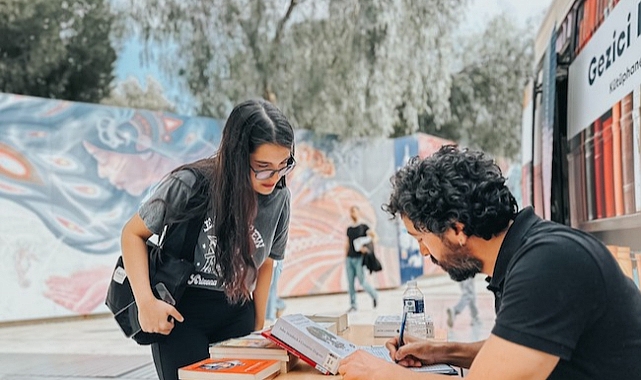 Gezici Kütüphane, Ege Üniversitesi Metro durağında