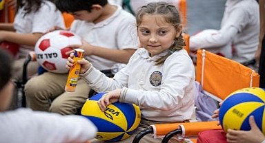 İzmirli çocuklar, Başkan Tugay'la okuma saatinde buluştu