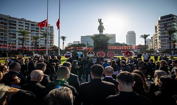 CHP İzmir Atatürk’ü minnetle andı