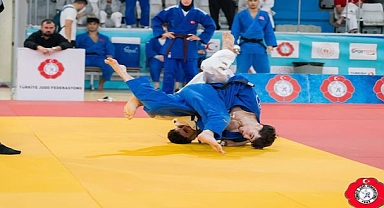  İzmir’in judocuları yenilgisiz şampiyon