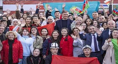 Başkan Tugay Dünya Türk Dili Ailesi Günü'nü öğrencilerle birlikte kutladı