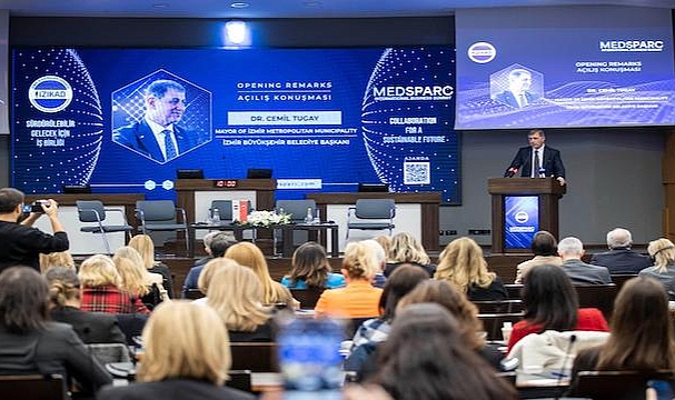 Başkan Tugay İZİKAD’ın MEDSPARC Uluslararası İş Zirvesi’ni açtı