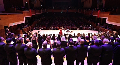 Bedia Akartürk'ten Büyükşehir korosuna yeni yıl sürprizi