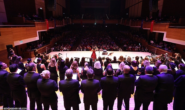 Bedia Akartürk'ten Büyükşehir korosuna yeni yıl sürprizi