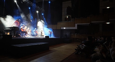 Dünyaca ünlü piyanist İzmir'de ayakta alkışlandı