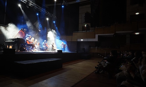 Dünyaca ünlü piyanist İzmir'de ayakta alkışlandı