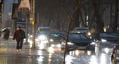 İzmir Büyükşehir Belediyesi ekipleri sağanak yağış ve fırtına nedeniyle seferber oldu