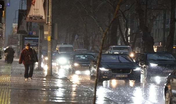 İzmir Büyükşehir Belediyesi ekipleri sağanak yağış ve fırtına nedeniyle seferber oldu