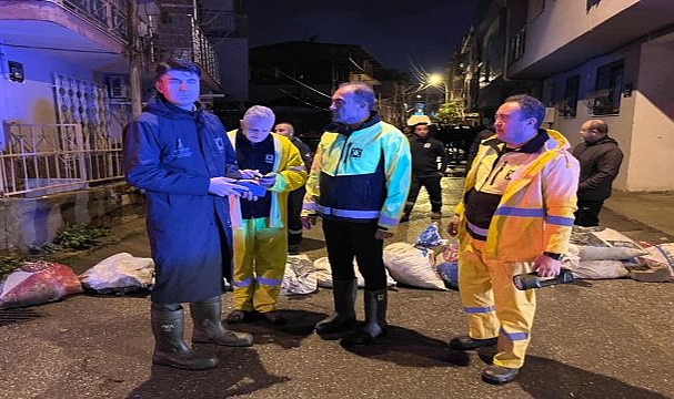 İzmir’de ekipler gece boyunca sahada